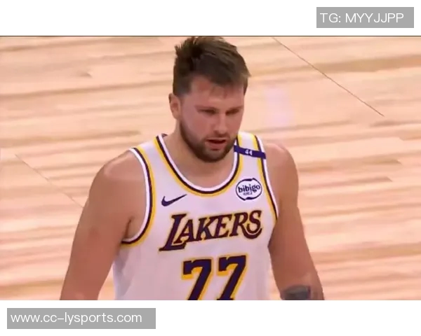 约什格林称赞三球自信与东契奇相似展现强大技巧的关键所在